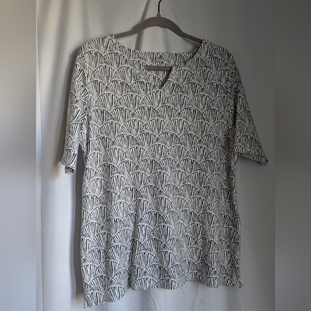 Croft & Barrow Black and White Sea Shell Fan Pattern 100% Cotton Short Slv Top L